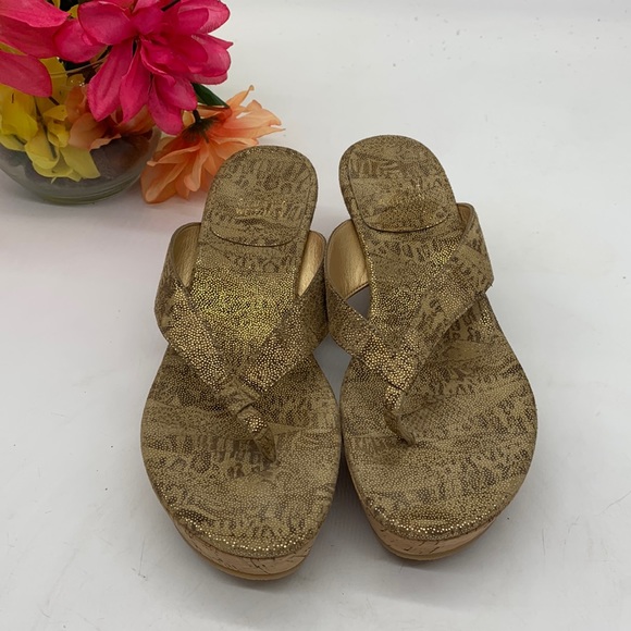Stuart Weitzman gold wedge thong sandals size 7 MCW4035B - Picture 1 of 10